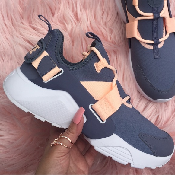 Nike Shoes - New Women’s Nike Air Huarache Sneakers